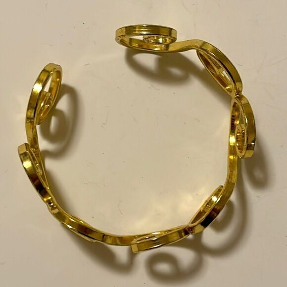 Vintage gold tone wide scroll cuff bracelet - Picture 2 of 3